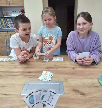 Dzieci grają w grę Ja mam - kto ma.