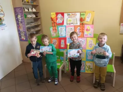 Przedszkolaki trzymają w rękach dyplom  przyjaciela książki.