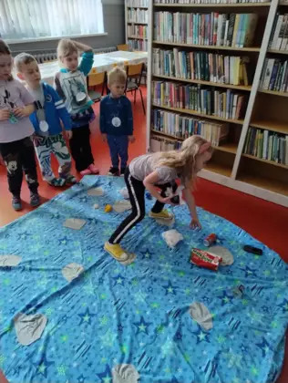 Zabawy na macie w segregowanie śmieci.