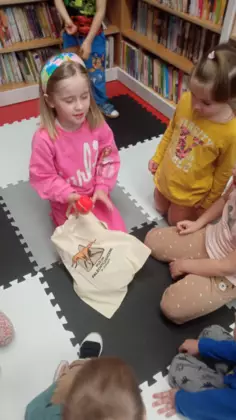 Dzieci losują z torebki atrybuty bohaterów baśni.