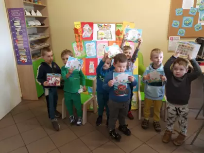 Przedszkolaki trzymają w rękach dyplom  przyjaciela książki.