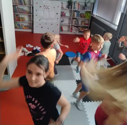 Dzieci tańczą czekoladowy taniec.