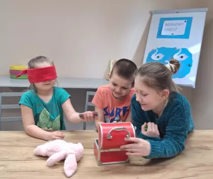 Dzieci losują z magicznego kuferka atrybut bohaterów i zgadują z jakieś baśni Andersena pochodzą.