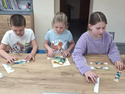 Dzieci układają puzzle o ziemi.