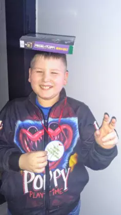 Chłopak z książką na głowie.