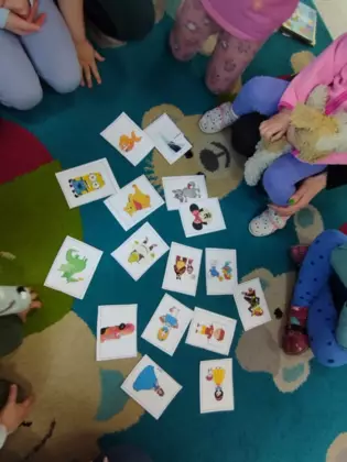 Kolorowe obrazki przedstawiające postacie z bajek.