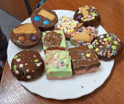 Czekoladowe batoniki, które dzieci wykonały na zajęciach kulinarnych.