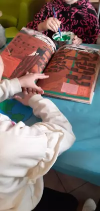 Dzieci oglądają książkę o ekologii.