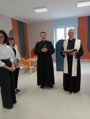 W bibliotece stoją Ks. Biskup Sławomir Oder,  Ksiądz Proboszcz Rafał Wyleżoł, Wójt Gminy Pawonków Joanna Wons -Kleta oraz Dyrektor GBP Kubica Klaudia.