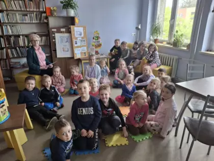 Wspólne zdjęcie przedszkolaków i Pani bibliotekarki po zajęciach literacko-plastycznych.