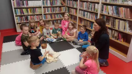 Dzieci losują atrybuty bohaterów baśni i opowiadają wspólnie o nich.