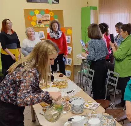 Wspólny poczęstunek po skończonym spotkaniu autorskim.