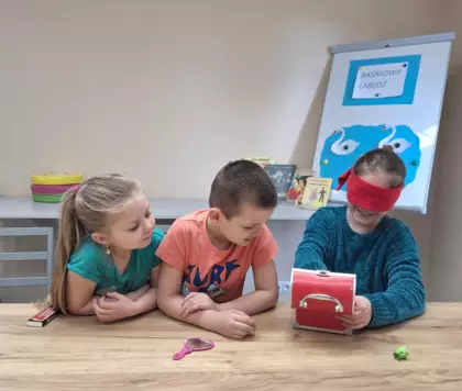 Dzieci losują z magicznego kuferka atrybut bohaterów i zgadują z jakieś baśni Andersena pochodzą.