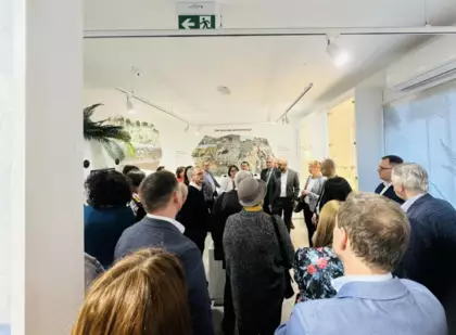 Uczestnicy otwarcia muzeum oglądają salę geodezji.