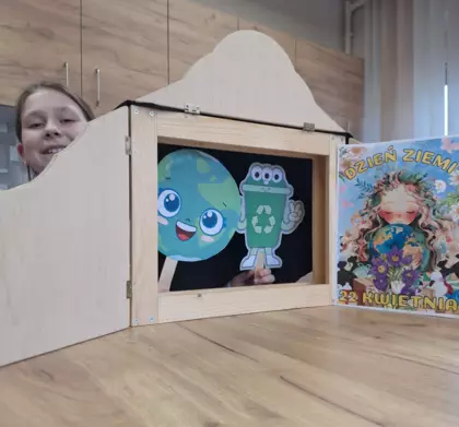 Uczestniczka zajęć przedstawia teatrzyk na Dzień Ziemi.
