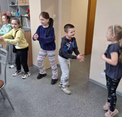 Dzieci tańczą taniec czekoladowy.