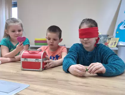 Dzieci losują z magicznego kuferka atrybut bohaterów i zgadują z jakieś baśni Andersena pochodzą.