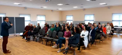 Prof Tomasz Sulej wygłasza przed uczestnikami otwarcia muzeum prelekcję.