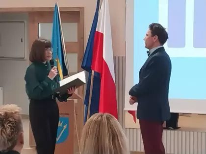 Dyrektor GBP Klaudia Kubica wręcza podziękowanie prof. Tomaszowi Sulejowi.