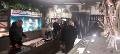 Uczestnicy otwarcia muzeum oglądają eksponaty.