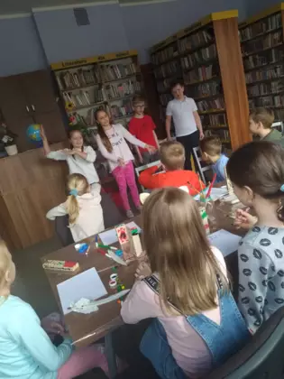 Uczniowie klasy 3 wykonują przedstawienie dla przedszkolaków.