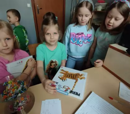 Przedszkolaki w bibliotece.