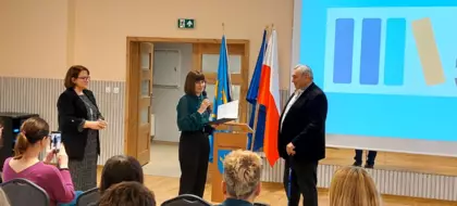 Na otwarciu Dyrektor Biblioteki wręcza podziękowanie Panu Markowi Błyszczowi.