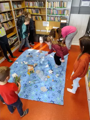 Zabawy na macie w segregowanie śmieci.