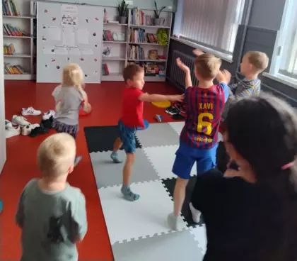 Dzieci tańczą czekoladowy taniec.