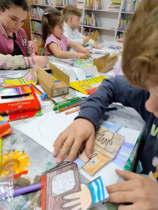 1Dzieci kolorują obrazki kredkami.