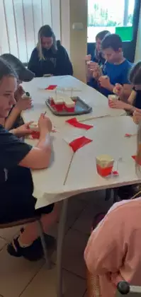 Po skończonych zajęciach dzieci kosztują pyszne deserki.