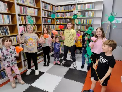 Wspólne zdjęcie dzieci po zajęciach plastycznych.