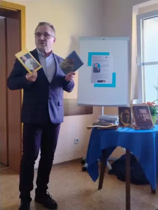 Edward Przebieracz pokazuje swoje książki.