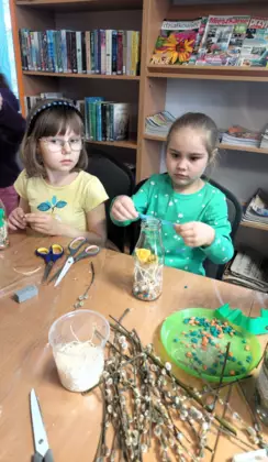 Dwie dziewczynki w trakcie robienia wielkanocnego stroiku.