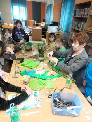 Dzieci robią wielkanocny wazonik.