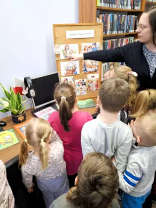 Przedszkolaki słuchają o tradycjach wielkanocnych.