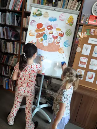 Dwie dziewczynki kompletują koszyczek.