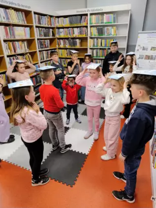 Konkurs chodzenia z książką na głowie.