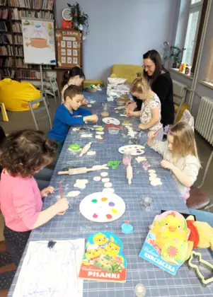 Uczestnicy robią ozdoby Wielkanocne.