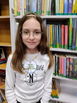 Dziewczynka z dyplomem za wygraną konkurencję.