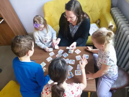 Dzieci podczas wielkanocnej gry na spostrzegawczość.