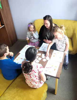 Dzieci podczas gry w wielkanocne bingo.