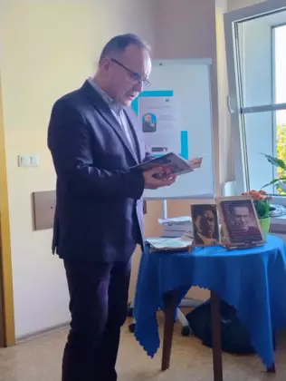 Edward Przebieracz czyta fragment swojej książki.