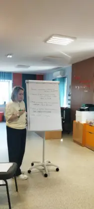 Instruktorka pisze na kartce plan warsztatów.