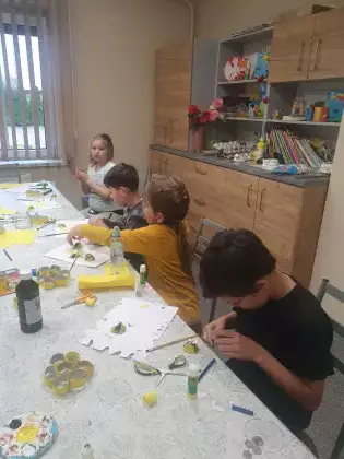 Na zajęciach plastycznych dzieci malują farbami pszczoły.