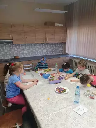 Dzieci malują obrazki z ulubionych bajek.