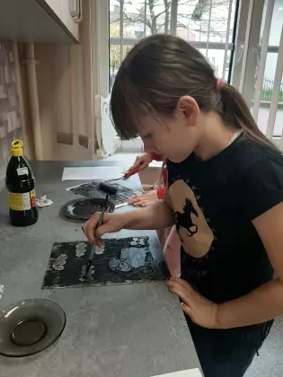 Dziewczynki malują pracę plastyczną.