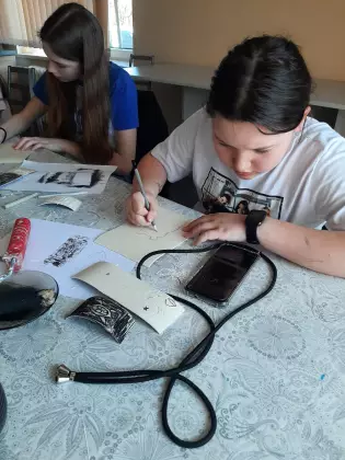 Dziewczyny malują rysunek.