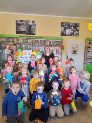 Przedszkolaki wraz z nauczycielkami pozują do wspólnego zdjęcia.