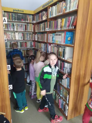 Uczestnicy zajęć zwiedzają bibliotekę.